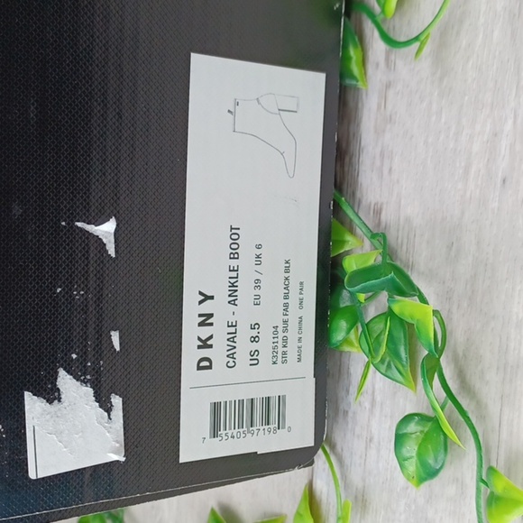 DKNY Cavale Boot NIB - Picture 11 of 12